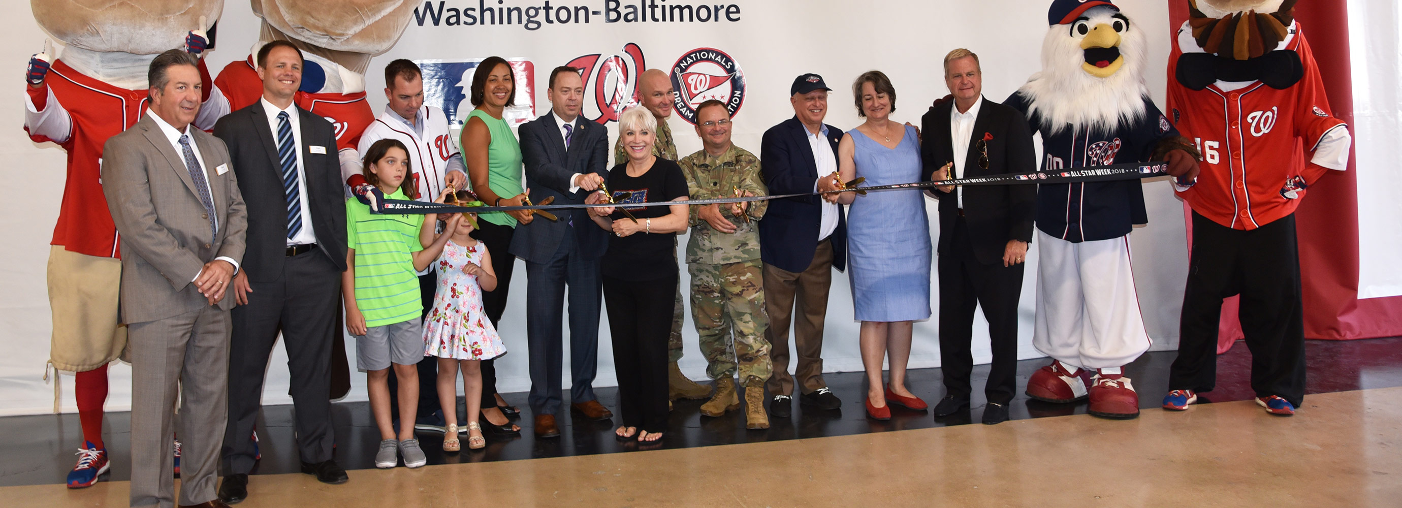 USO Ft. Belvoir Ribbon Cutting group shot